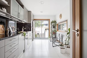 JOIVY Sleek House W/Balcony & 2 Terraces In Porto