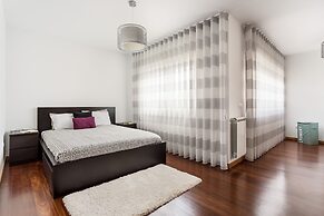 JOIVY Sleek House W/Balcony & 2 Terraces In Porto