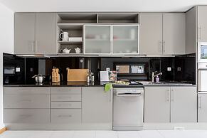 JOIVY Sleek House W/Balcony & 2 Terraces In Porto