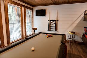 Bigfoots Retreat 2 Bedroom Chalet by RedAwning