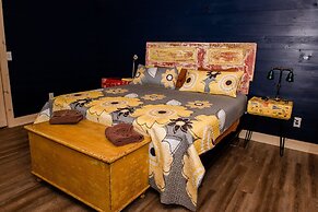 Bigfoots Retreat 2 Bedroom Chalet by RedAwning