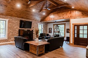 Bigfoots Retreat 2 Bedroom Chalet by RedAwning