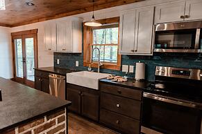 Bigfoots Retreat 2 Bedroom Chalet by RedAwning