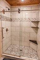 Bigfoots Retreat 2 Bedroom Chalet by RedAwning