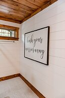 Bigfoots Retreat 2 Bedroom Chalet by RedAwning