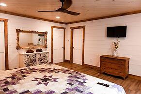 Bigfoots Retreat 2 Bedroom Chalet by RedAwning