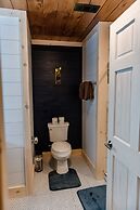 Bigfoots Retreat 2 Bedroom Chalet by RedAwning