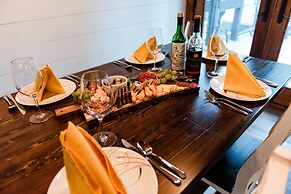 Bigfoots Retreat 2 Bedroom Chalet by RedAwning