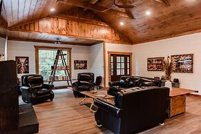 Bigfoots Retreat 2 Bedroom Chalet by RedAwning