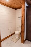 Bigfoots Retreat 2 Bedroom Chalet by RedAwning