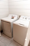 Bigfoots Retreat 2 Bedroom Chalet by RedAwning