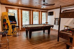 Bigfoots Retreat 2 Bedroom Chalet by RedAwning