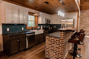 Bigfoots Retreat 2 Bedroom Chalet by RedAwning