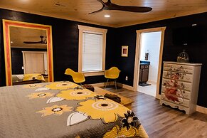 Bigfoots Retreat 2 Bedroom Chalet by RedAwning