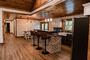 Bigfoots Retreat 2 Bedroom Chalet by RedAwning