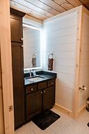 Bigfoots Retreat 2 Bedroom Chalet by RedAwning