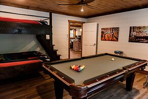 Bigfoots Retreat 2 Bedroom Chalet by RedAwning