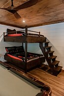 Bigfoots Retreat 2 Bedroom Chalet by RedAwning