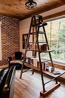 Bigfoots Retreat 2 Bedroom Chalet by RedAwning