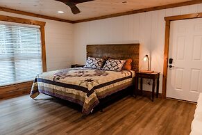 Bigfoots Retreat 2 Bedroom Chalet by RedAwning