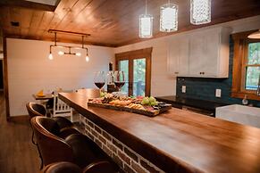 Bigfoots Retreat 2 Bedroom Chalet by RedAwning