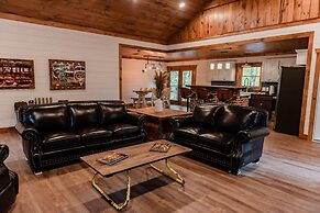 Bigfoots Retreat 2 Bedroom Chalet by RedAwning