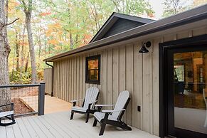 Bigfoots Retreat 2 Bedroom Chalet by RedAwning