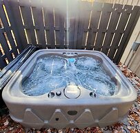 Bigfoots Retreat 2 Bedroom Chalet by RedAwning