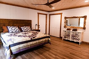 Bigfoots Retreat 2 Bedroom Chalet by RedAwning