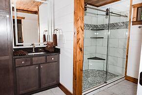 Bigfoots Retreat 2 Bedroom Chalet by RedAwning