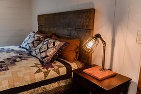 Bigfoots Retreat 2 Bedroom Chalet by RedAwning