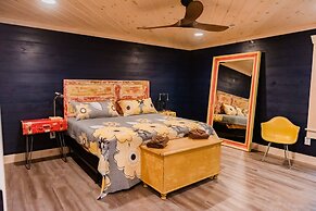 Bigfoots Retreat 2 Bedroom Chalet by RedAwning