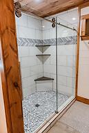 Bigfoots Retreat 2 Bedroom Chalet by RedAwning