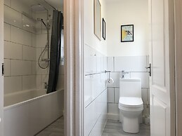 Modern 3-bed House With Parking Bamber Bridge, Preston