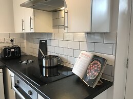 Modern 3-bed House With Parking Bamber Bridge, Preston