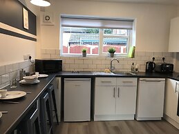 Modern 3-bed House With Parking Bamber Bridge, Preston