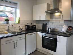 Modern 3-bed House With Parking Bamber Bridge, Preston