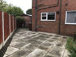 Modern 3-bed House With Parking Bamber Bridge, Preston