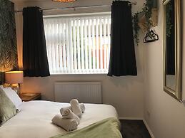 Modern 3-bed House With Parking Bamber Bridge, Preston