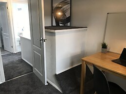 Modern 3-bed House With Parking Bamber Bridge, Preston