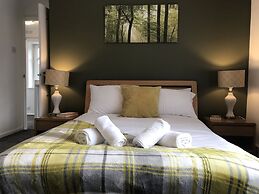 Modern 3-bed House With Parking Bamber Bridge, Preston