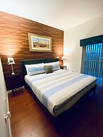 Huge Screened Patio That Overlooks Lake Buck, Near Famous Attractions!