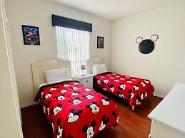 Huge Screened Patio That Overlooks Lake Buck, Near Famous Attractions!