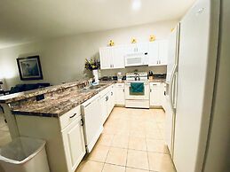 Huge Screened Patio That Overlooks Lake Buck, Near Famous Attractions!