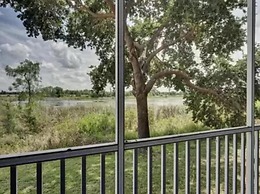 Huge Screened Patio That Overlooks Lake Buck, Near Famous Attractions!