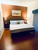 Huge Screened Patio That Overlooks Lake Buck, Near Famous Attractions!