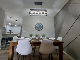 Amazing 3/2 Condo, Gated Community at Club Cortile!!