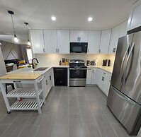 Amazing 3/2 Condo, Gated Community at Club Cortile!!