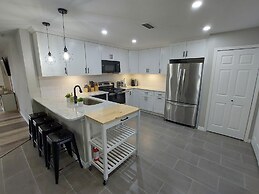 Amazing 3/2 Condo, Gated Community at Club Cortile!!