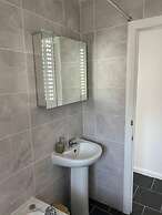 Impeccable 5-bed Apartment in Southend-on-sea